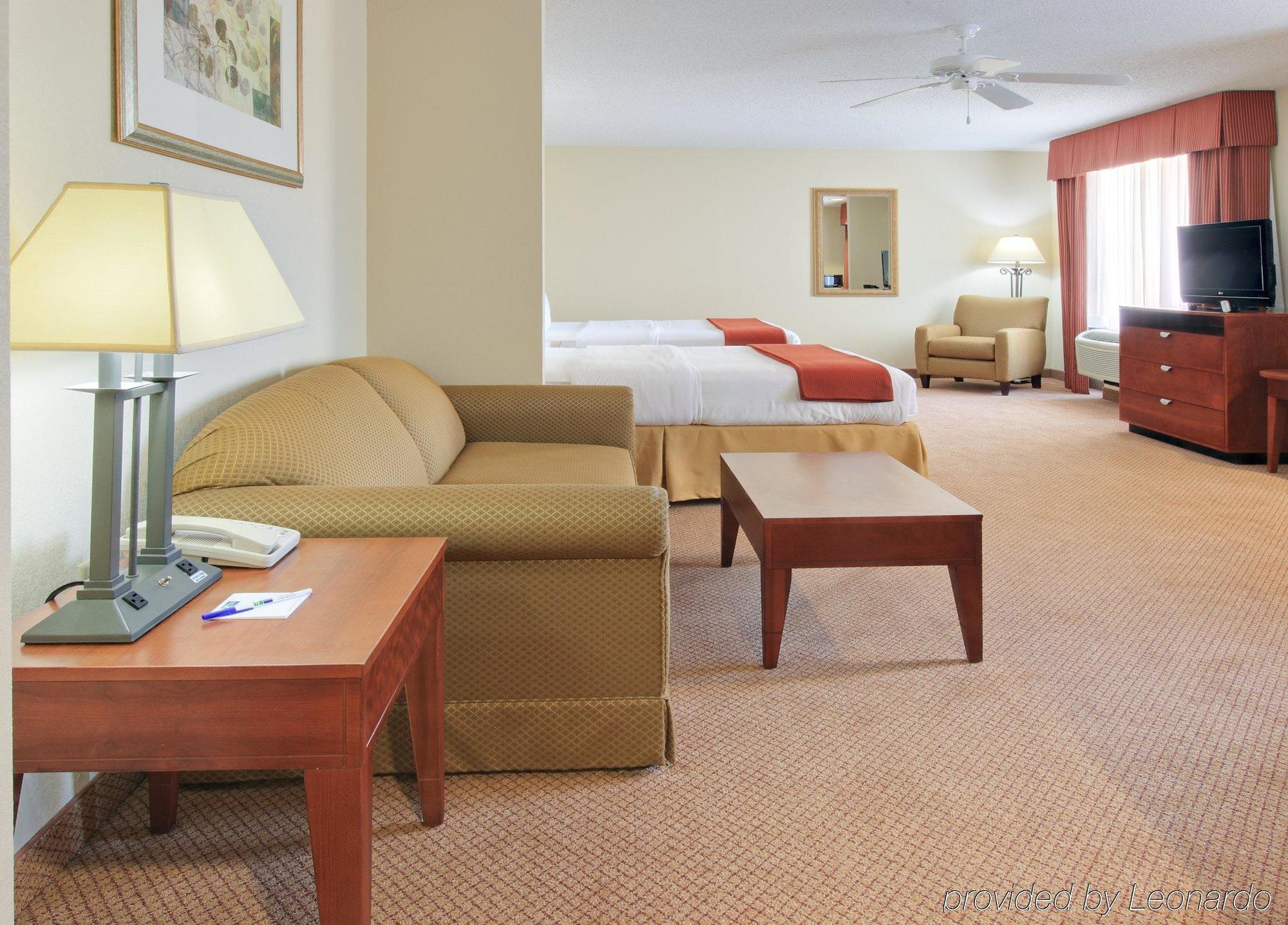 Holiday Inn Express Hotel & Suites Canton By Ihg Bagian luar foto