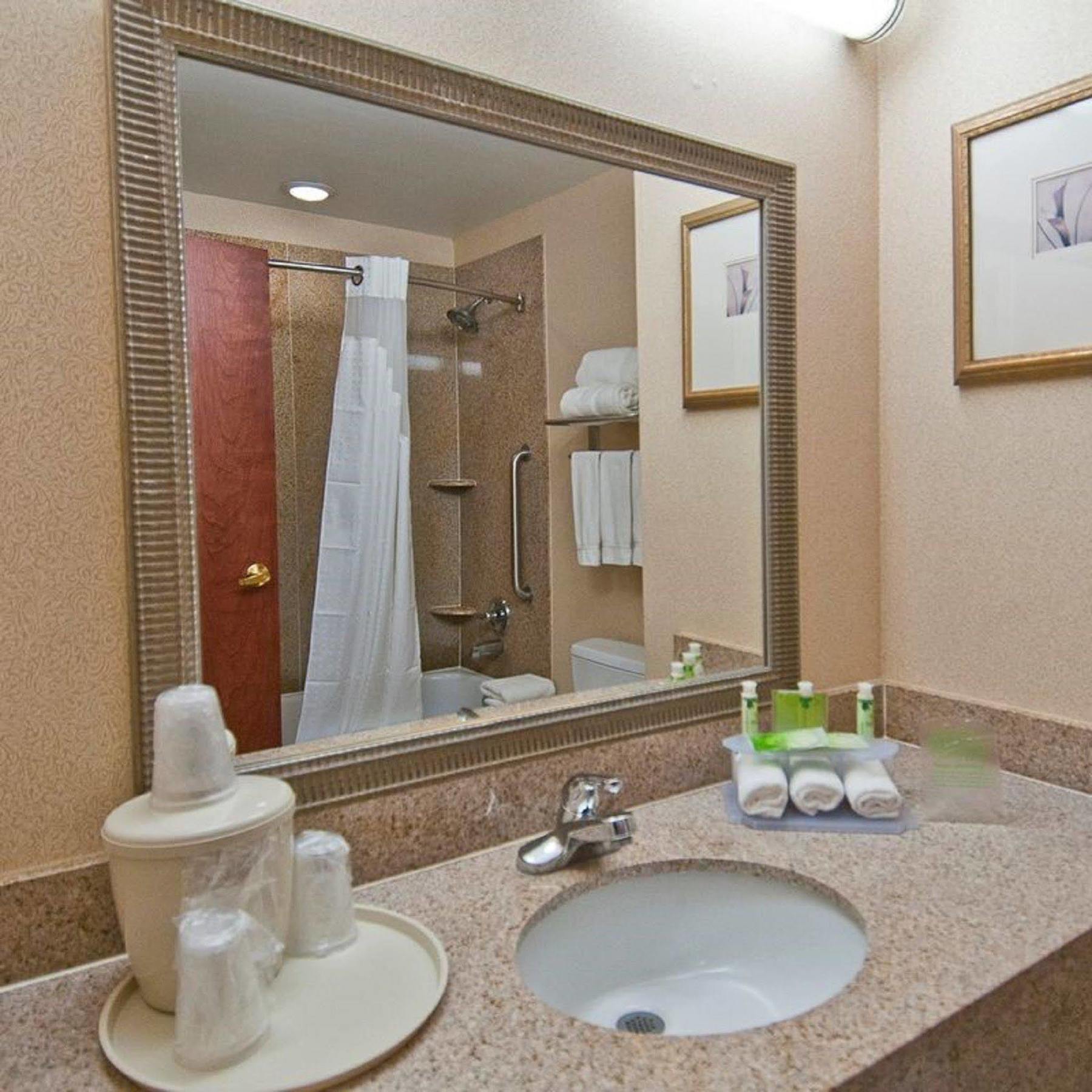 Holiday Inn Express Hotel & Suites Canton By Ihg Bagian luar foto
